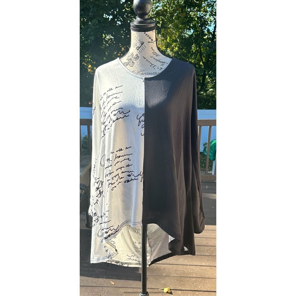 NWT abstract, black, and white long sleeve tunic. Xl